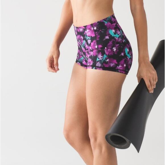 Lululemon Wunder Short 2" Full On Luxtreme size 8 - Picture 3 of 6